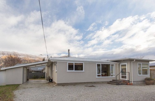 Wanaka Cabaña | Southern Lakes Base - Wanaka Holiday Home