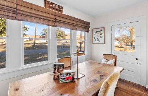 Mooringsport Casa | Southern Magnolia House With Porch Swing