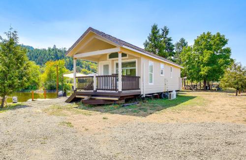 Oakland Casa | Southern Oregon Cabin Fire Pit and Private Pond!