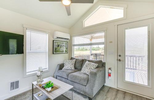 Oakland Casa | Southern Oregon Cabin Fire Pit and Private Pond!