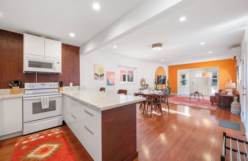 Hollywood Hotel | Southwest by AvantStay | Heart of Hollywood | Remodeled 1920s Bungalow