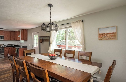 Bailey Cabina | Southwest Mountain Getaway w/ Hot Tub & Game room, Pet-friendly