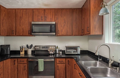 Bailey Cabina | Southwest Mountain Getaway w/ Hot Tub & Game room, Pet-friendly