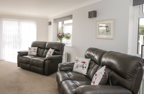 Durrington Casa | SOUTHWINDS, pet friendly, with a garden in Durrington