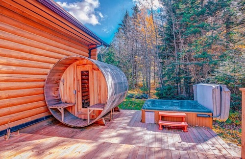 Fiddler Lake Resort Chalet De Esquí | SPA / Sauna / Exterior Pool / Lake / Bee
