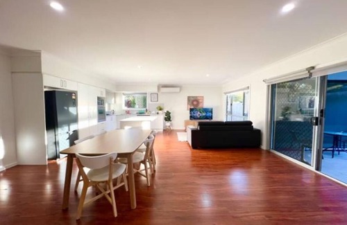 Coomera Casa | Space & Fun! One House with 2 Duplexes for rent!