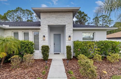 Wedgefield Casa | SpaceX BY R5 Shared Bath
