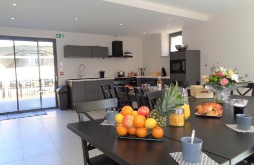 Montchal Casa | Spacieux Gîte Moderne avec Jardin et Terrasse à Montchal - FR-1-496-234