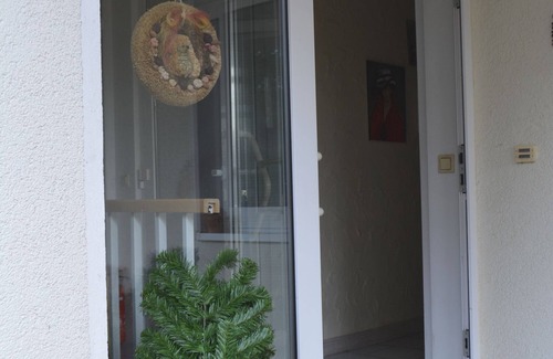 Tessenow Apartamento | Amplio apartamento con servicio en un entorno tranquilo.
