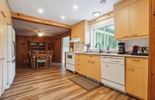 Sainte-Agathe-des-Monts Chalet De Esquí | Spacious 5-bedroom, 7 bed chalet in Sainte-Agathe with AC, WiFi, 2x Fireplaces