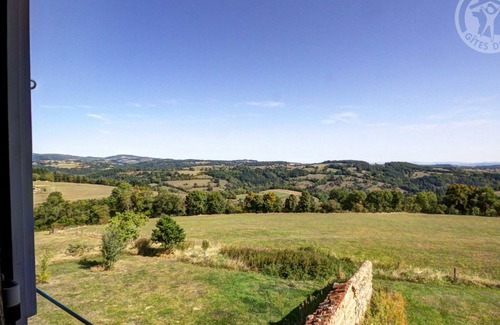Saint-Martin-la-Sauvete Cabaña | Gîte spacieux 260m², nature et confort, 5 chambres, WiFi, proche randonnées, animaux acceptés