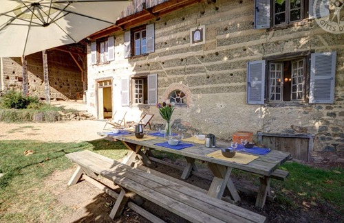 Saint-Martin-la-Sauvete Cabaña | Gîte spacieux 260m², nature et confort, 5 chambres, WiFi, proche randonnées, animaux acceptés