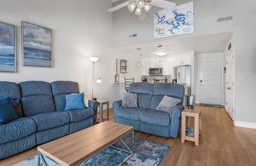 Lake Ozark Condominio | Spacious 3-bedroom condo with penthouse balcony and beautiful lake views.