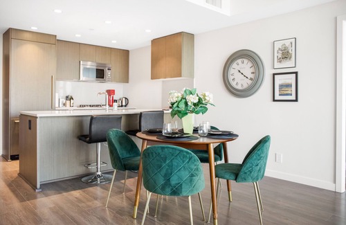 Central Lonsdale Apartamento | Spacious 1-bedroom+den condo w/ amazing amenities - 90 days minimum