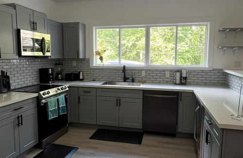 Raleigh Casa | Spacious 10-bedroom Compound with Pool, Hot tub and strong Wi-fi