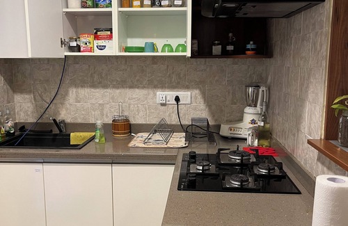 Malleshwaram West Apartamento | Spacious-1400sft 2BHK apartment in Malleswaram Bengaluru with AC, WiFi