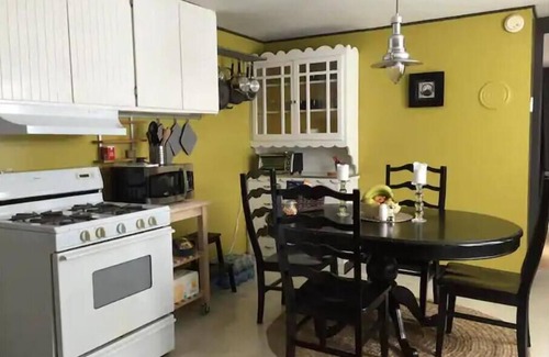 West Alameda Apartamento | Spacious 1906 Victorian in-law apartment