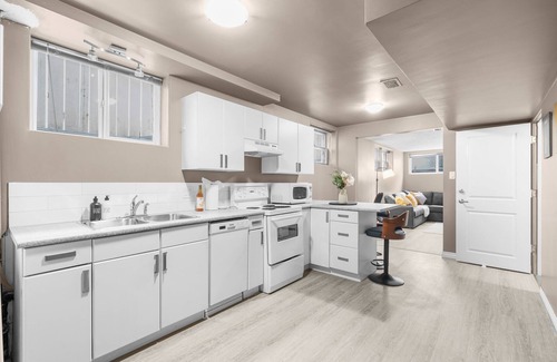 Edmonton Apartamento | Spacious 1BR Suite Near University of Alberta, Hospital, Whyte Ave, River Valley