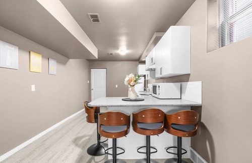 Edmonton Apartamento | Spacious 1BR Suite Near University of Alberta, Hospital, Whyte Ave, River Valley