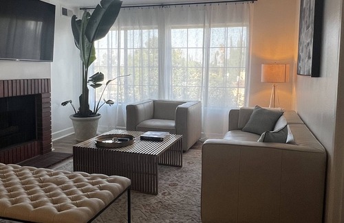 Lake Balboa Apartamento | Spacious 2+2 stylish apt unit