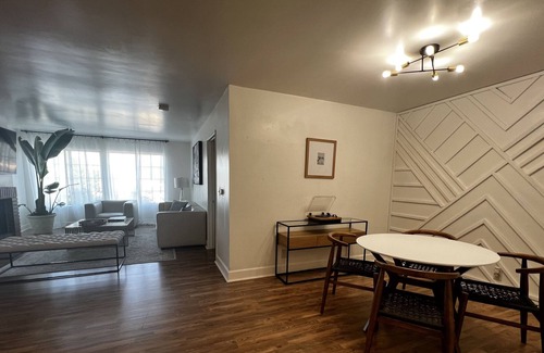 Lake Balboa Apartamento | Spacious 2+2 stylish apt unit