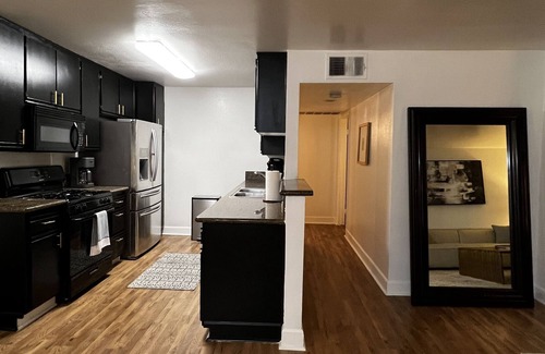 Lake Balboa Apartamento | Spacious 2+2 stylish apt unit