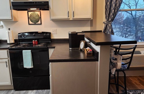 Topeka Apartamento | Spacious 2 BDR Downtown Apt, Pet Friendly, Lg Kitchen, 2 Blks From State Capitol