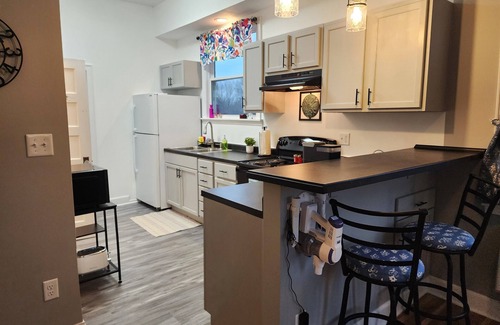 Topeka Apartamento | Spacious 2 BDR Downtown Apt, Pet Friendly, Lg Kitchen, 2 Blks From State Capitol
