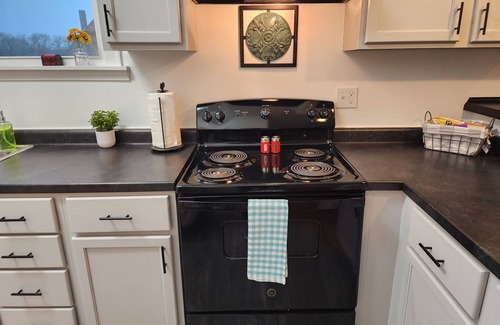 Topeka Apartamento | Spacious 2 BDR Downtown Apt, Pet Friendly, Lg Kitchen, 2 Blks From State Capitol