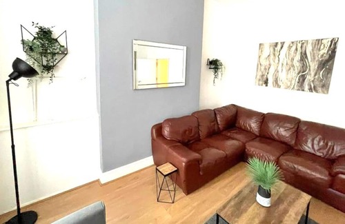 Forest Fields Apartamento | Spacious 2-Bed Apartment with Hot tub and Parking
