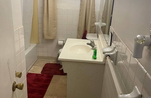 Garfield Heights Apartamento | Spacious 2 Bedroom w 2 Queen Beds and full kitchen in Garfield Heights WIFI 17U