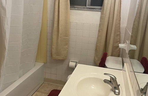 Garfield Heights Apartamento | Spacious 2 Bedroom w 2 Queen Beds and full kitchen in Garfield Heights WIFI 17U