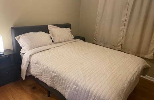 Garfield Heights Apartamento | Spacious 2 Bedroom w 2 Queen Beds and full kitchen in Garfield Heights WIFI 17U