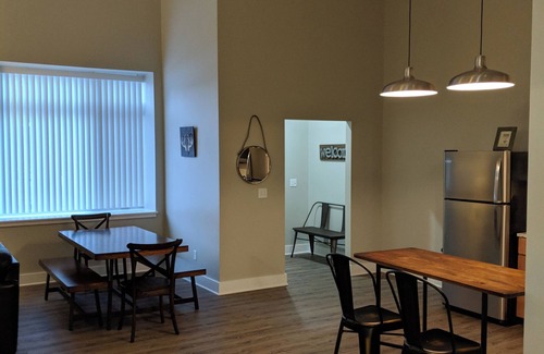 Ellicottville Apartamento | Spacious 2-bedroom, 2-bathroom Industrial Style Loft Apartment. Village locale!