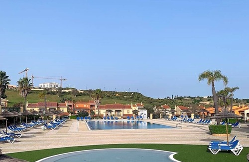 Atalaia Apartamento | Spacious 2 Bedroom ground floor apartment with communal Pool