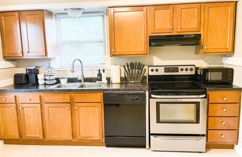 Spring Grove Village Casa | * Spacious 2 bedroom with 2 Tvs*