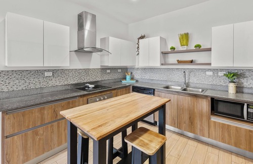 Barrio Santa Lucía Condominio | Spacious 2 BR 2 Bath condo with AC, WiFi in delightful Jacó