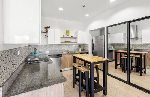 Barrio Santa Lucía Condominio | Spacious 2 BR 2 Bath condo with AC, WiFi in delightful Jacó