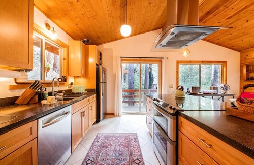 Pine Cove Cabina | Spacious 2 story cabin - King Beds, Treetop views, 5 minutes to town