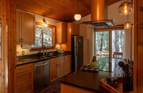 Pine Cove Cabina | Spacious 2 story cabin - King Beds, Treetop views, 5 minutes to town