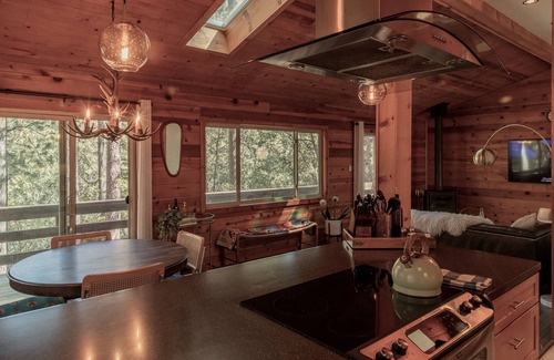 Pine Cove Cabina | Spacious 2 story cabin - King Beds, Treetop views, 5 minutes to town