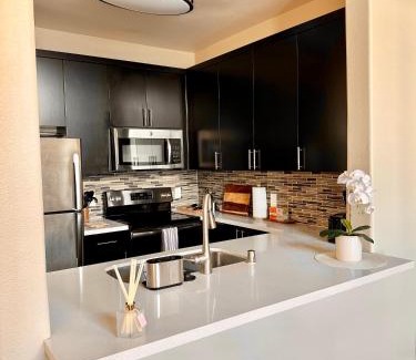 Del Rey Apartamento | Spacious 2B 2B Pool View Loft Apartment in Marina Del Rey