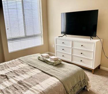 Del Rey Apartamento | Spacious 2B 2B Pool View Loft Apartment in Marina Del Rey