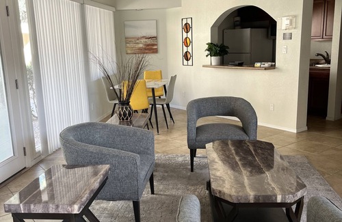 Paradise Valley Village Condominio | Luminoso y espacioso condominio de 2 bd 2 ba completo w / lanai privado w / golf y vista a la montaña