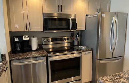 Paradise Valley Village Condominio | Luminoso y espacioso condominio de 2 bd 2 ba completo w / lanai privado w / golf y vista a la montaña