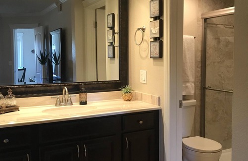 Paradise Valley Village Condominio | Luminoso y espacioso condominio de 2 bd 2 ba completo w / lanai privado w / golf y vista a la montaña