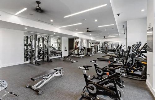 Cherry Apartamento | Spacious 2BD - 5 Min DT, Gym, Parking, W-D - Sleep 12