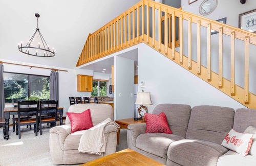 Snoqualmie Pass Casa | Spacious 2BD Cabin, 5 Mins from Ski Hill, Sleeps 8