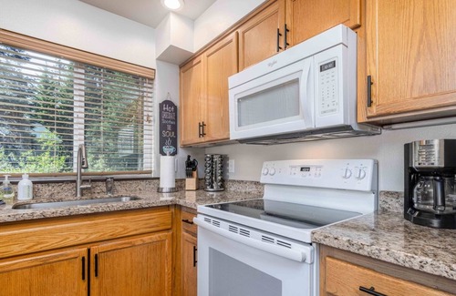 Snoqualmie Pass Casa | Spacious 2BD Cabin, 5 Mins from Ski Hill, Sleeps 8