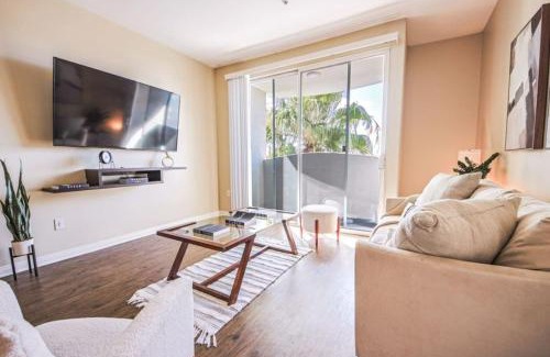 Del Rey Apartamento | Spacious 2BDR near Venice Beach - Gym-Pool-Free parking!